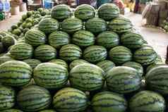 大西瓜堆放大塔水果市场缅甸