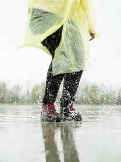 女人玩雨跳水坑溅