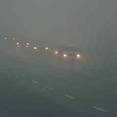 汽车雾坏冬天天气危险的汽车交通路光车辆雾