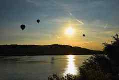 色彩斑斓的热空气气球飞行日落布尔诺大坝捷克共和国