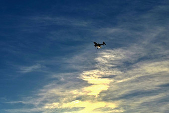 小飞机蓝色的天空云日落背景