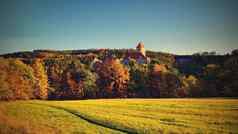 美丽的秋天景观维韦里城堡自然色彩斑斓的风景日落布尔诺dam-czechrepublic-europe