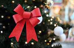 美丽的圣诞节点缀圣诞节树灯红色的弓