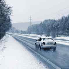 汽车冬天路雪危险的汽车交通坏天气
