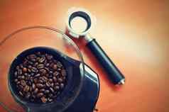 美丽的新鲜烤咖啡豆子咖啡磨床