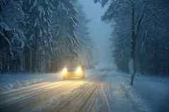 雪冬天路车危险的车开车山冬天概念运输汽车旅行