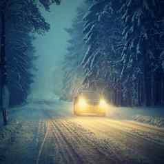 雪冬天路车危险的车开车山冬天概念运输汽车旅行