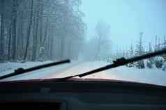 开车车冬天视图室内车雪路眼睛司机概念开车安全冬天