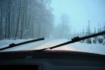 开车车冬天视图室内车雪路眼睛司机概念开车安全冬天