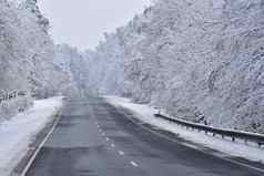 路冬天雪山路径车概念旅行安全开车冬天车