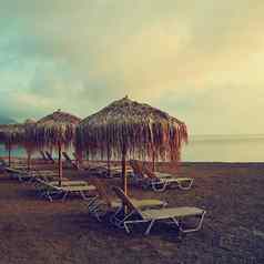 美丽的早....日落阳伞甲板椅子海滩海