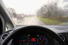 视图司机车室内操舵轮指示板冬天坏多雨的天气危险的开车路