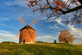 美丽的秋天景观风车日落美丽的蓝色的天空云色彩斑斓的自然背景秋天季节契瓦尔科维采捷克共和国