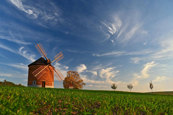 美丽的秋天景观风车<strong>日落</strong>美丽的蓝色的天空<strong>云色彩斑斓</strong>的自然背景秋天季节契瓦尔科维采捷克共和国