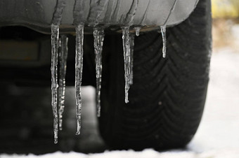 美丽的冰柱车概念冬天危险的冬天交通汽车路