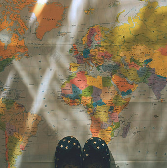 美丽的概念夏天旅行小孩子们的鞋子世界地图规划夏天假期假期