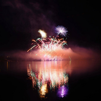 美丽的色彩斑斓的烟花水布尔诺大坝国际烟花竞争伊格尼斯布鲁嫩西斯布尔诺捷克共和国欧洲
