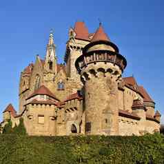 美丽的中世纪的克罗伊岑斯坦城堡莱奥本多夫村维也纳奥地利欧洲秋天一天