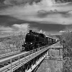 美丽的蒸汽火车开车桥农村概念旅行运输复古的风格黑色的白色照片