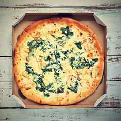 美味的新鲜的披萨盒子木背景概念食物快食物首页交付
