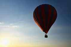 色彩斑斓的热空气气球飞行日落自然色彩斑斓的背景天空