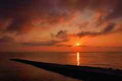 美丽的日出日落海海滩浪漫的景观概念夏天