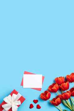 设计概念母亲的一天假期问候礼物红色的郁金香花束明亮的蓝色的表格背景