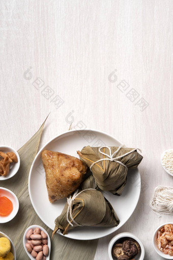 <strong>粽子美味</strong>的传统的大米饺子食物龙船节日