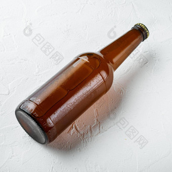 新鲜的啤酒玻璃瓶<strong>白色石头</strong>表面广场格式
