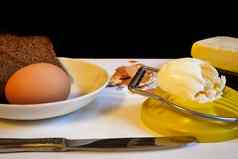 使早餐三明治面包黄油蛋蛋切割