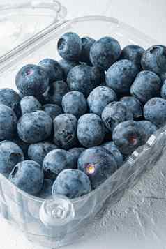 蓝莓清晰的塑料托盘白色背景