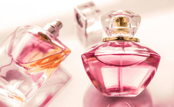 粉红色的香水瓶光滑的背景甜蜜的花气味魅力香味水香水假期礼物奢侈品美化妆品<strong>品牌设计</strong>