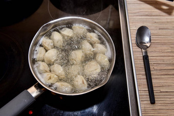俄罗斯饺子沸腾水肉饺子煮熟的能沸腾水