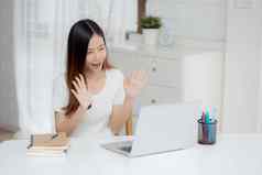 年轻的亚洲业务女人移动PC电脑视频调用在线沟通工作首页女孩会议笔记本社会距离沟通概念