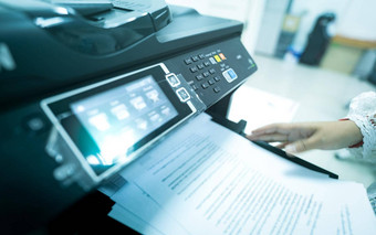办公室工人打印纸多功能激光打印机复制打印扫描传真机办公室现代打印技术复印机文档纸工作扫描仪秘书工作