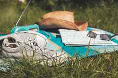 令人心寒的夏天概念野餐毯子运动鞋稻草他地图广播