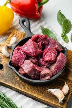 牛肉炖肉准备菜炖牛肉烹饪甜蜜的贝尔胡椒投铁煎锅白色石头表面