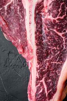 意大利佛罗伦萨骨干岁的牛肉肉牛排黑色的石头背景前视图平躺