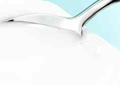 酸奶杯银勺子薄荷背景白色塑料容器酸奶奶油新鲜的乳制品产品健康的饮食营养平衡