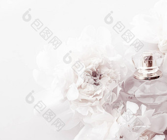 别致的香味瓶奢侈品香水产品背景牡丹花香水美品牌
