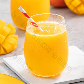 新鲜的<strong>芒果汁</strong>奶昔玻璃杯灰色的表格背景
