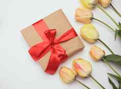 红色的礼物盒子黄色的郁金香白色背景节日背景