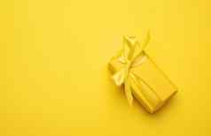 黄色的矩形盒子礼物包装黄色的纸