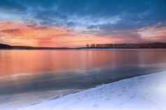 令人难以置信的美丽的日落太阳天空湖日落日出景观全景美丽的自然天空令人惊异的色彩斑斓的云冬天背景