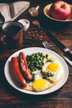 早餐炸鸡蛋香肠绿色豌豆