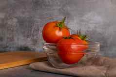 西红柿沙拉内部白色碗浅灰色的背景