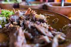 墨西哥切碎羊肉肉热酱汁石灰片粘土碗
