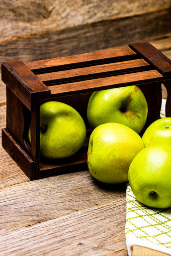 木箱成熟的绿色<strong>苹果</strong>木表格