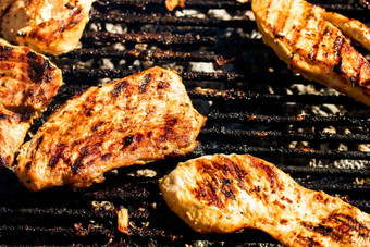 鸡猪肉牛排烤木炭烧烤前视图野营美味的烧烤食物概念食物烧烤细节食物烧烤