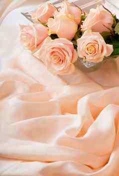 粉红色的玫瑰露水滴谎言精致的丝绸背景